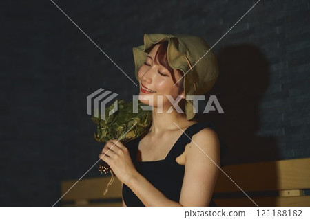 桑拿房中使用 vihta 的女性 攝影合作：Shiratama no Yu Izukei。 121188182