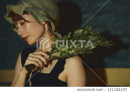 桑拿房中使用 vihta 的女性 攝影合作:Shiratama no Yu Izukei。 桑拿房中使用 vihta 的女性 攝影合作:Shiratama no Yu Izukei。 121188197