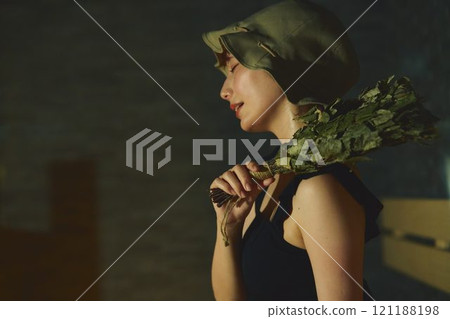 桑拿房中使用 vihta 的女性 攝影合作:Shiratama no Yu Izukei。 桑拿房中使用 vihta 的女性 攝影合作:Shiratama no Yu Izukei。 121188198