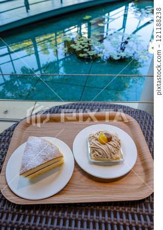 在莫奈池塘邊吃蛋糕 121188238