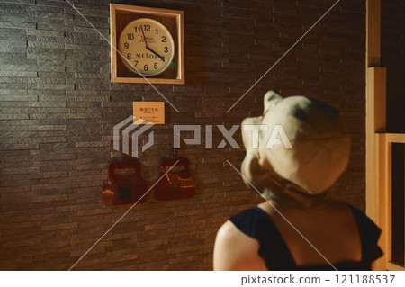 在桑拿房裡看著時鐘的女人攝影合作：Shiratama no Yu Izukei。 121188537