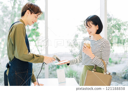 做智能手機付款的年輕女人 121188838