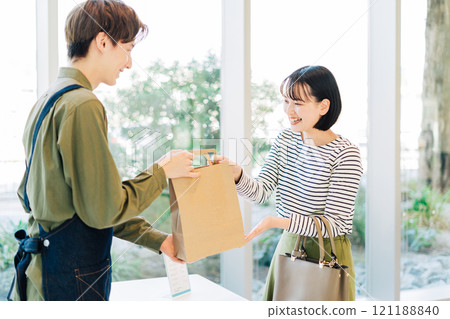 在收銀台收貨的女性 121188840