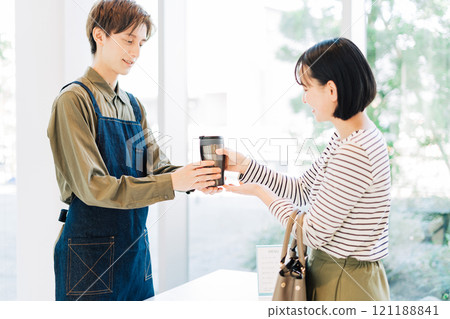 一個女人拿著杯子拿出咖啡 121188841