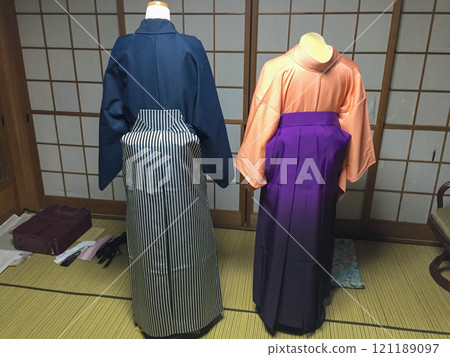 Men and women in hakama, back view, kimono 121189097
