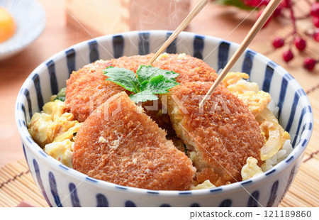 炸肉餅蛋蓋飯(炸豬排蓋飯) 炸肉餅蛋蓋飯(炸豬排蓋飯) 121189860