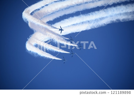 藍色脈衝在航空節上進行特技飛行 藍色脈衝在航空節上進行特技飛行 121189898