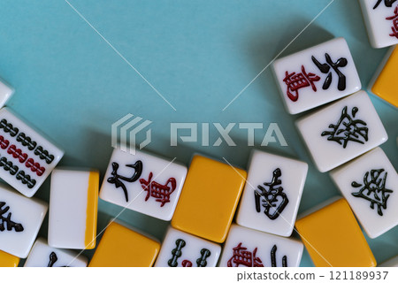 麻將牌排列整齊 121189937
