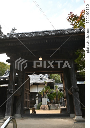 The gate of Kinrenji Temple at Innoshima Suigun Castle The gate of Kinrenji Temple at Innoshima Suigun Castle 121190110