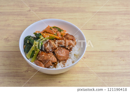烤雞肉串和納木爾碗 烤雞肉串和納木爾碗 121190418