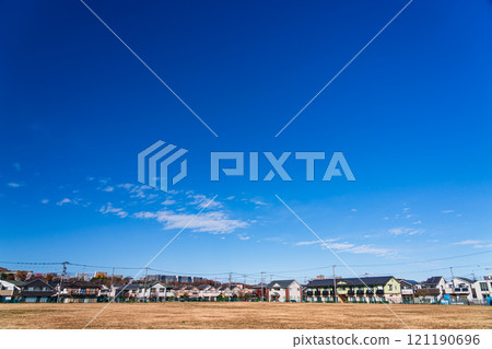 住宅區周圍有清澈的藍天和大型公園 住宅區周圍有清澈的藍天和大型公園 121190696