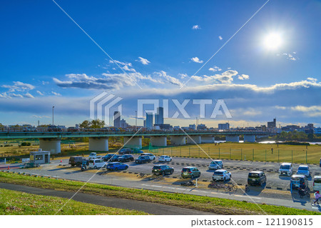 View of Gas Bridge, Ryokuchi Parking Lot, and Kamihirama, Kawasaki City from the Tamagawa riverbed in Ota Ward, Tokyo 121190815