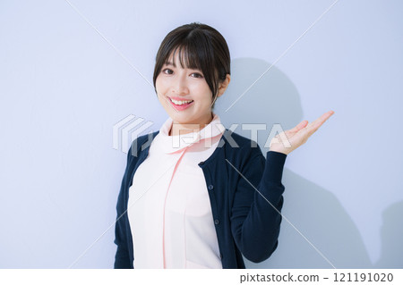 Recommended poses for general nurses: Guidance and reception image, light blue background, looking at camera 121191020