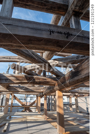 修復古民居，保持樑柱完整。 121191149