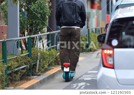 在路上運行的電動滑板的圖像 121191503