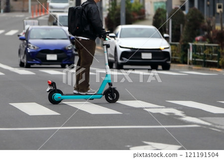 在路上運行的電動滑板的圖像 121191504