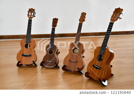 室內四把尤克里裡琴 121191640