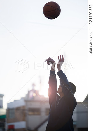 男孩打籃球跳投 — 運動和俱樂部活動的形象 121191823