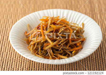 日式背景下的 Kinpira 牛蒡 121192124