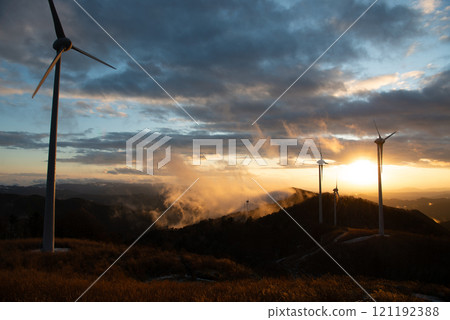 黃昏時從展望台看到的神谷萩風力發電廠的風車 121192388