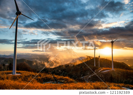 黃昏時從展望台看到的神谷萩風力發電廠的風車 121192389