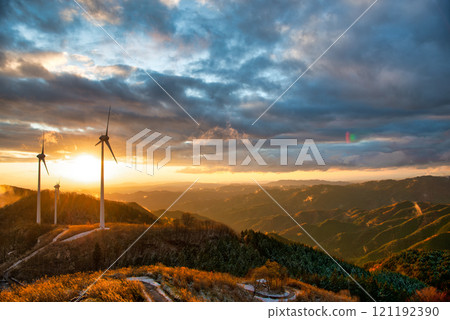 黃昏時從展望台看到的神谷萩風力發電廠的風車 121192390