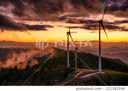 黃昏時從展望台看到的神谷萩風力發電廠的風車 121192394