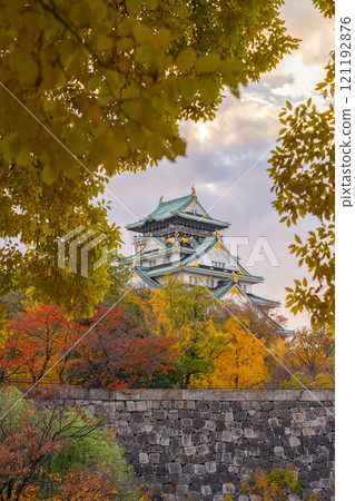 Osaka Castle at dusk, surrounded by autumn leaves 121192876