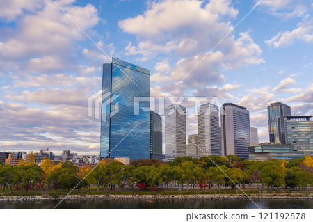 秋葉環繞的黃昏OBP（大阪商務園區） 121192878