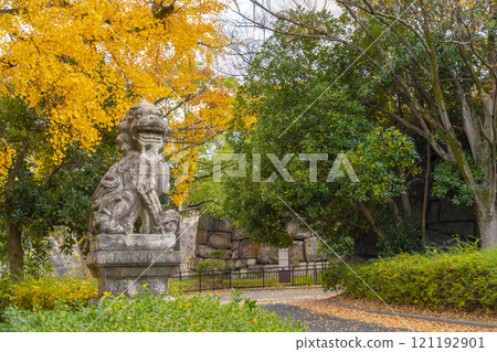 黃昏時的大阪城公園被秋葉包裹著,京橋出口附近的看門狗 黃昏時的大阪城公園被秋葉包裹著,京橋出口附近的看門狗 121192901