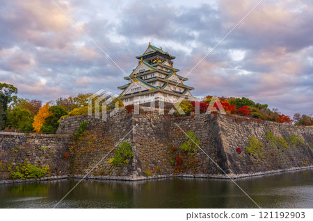 黃昏時分的大阪城天守閣被秋葉覆蓋 121192903