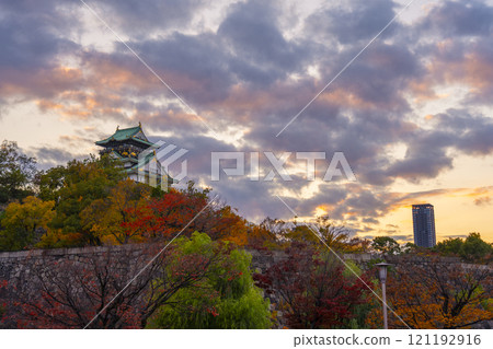 Osaka Castle at dusk, surrounded by autumn leaves Osaka Castle at dusk, surrounded by autumn leaves 121192916
