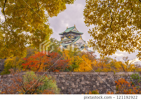 黃昏時分的大阪城被秋葉覆蓋 121192922