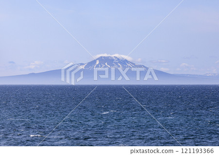 從北海道伊達市北船岡站看到的北海道駒岳 [4 月] 121193366