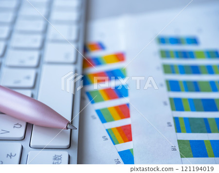 桌上的圖表和鍵盤 121194019