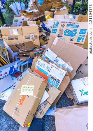 Yokohama cityscape in Japan. December, a large amount of recyclable waste is produced... This is the day for collecting waste paper, old cloth, etc. The next collection truck is coming. 121194578
