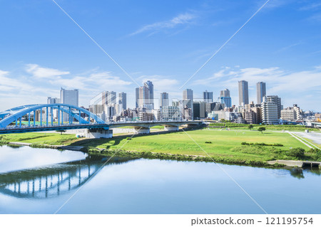 Urban landscape of Musashi-Kosugi, Kawasaki: Tama River and tower apartment buildings [Kawasaki City, Kanagawa Prefecture] 121195754
