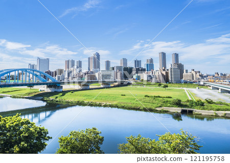 Urban landscape of Musashi-Kosugi, Kawasaki: Tama River and tower apartment buildings [Kawasaki City, Kanagawa Prefecture] 121195758