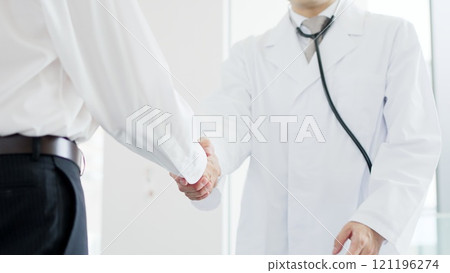 病人和醫生握手 121196274