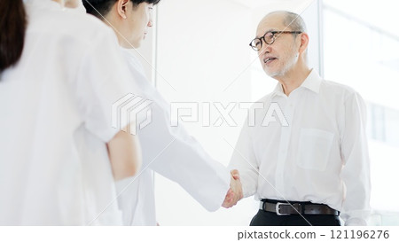 病人和醫生握手 121196276