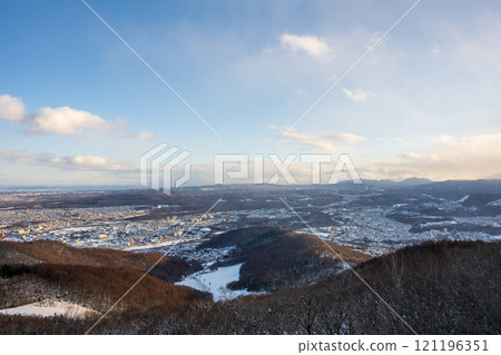 日本北海道札幌藻岩山美麗的夜景 121196351