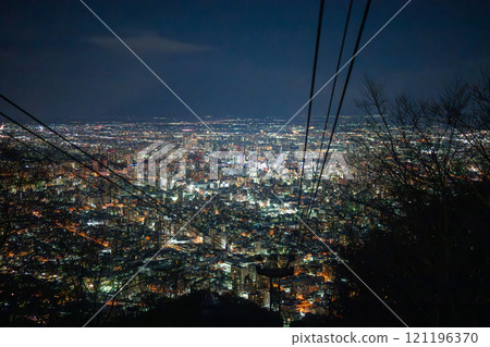 日本北海道札幌藻岩山美麗的夜景 日本北海道札幌藻岩山美麗的夜景 121196370