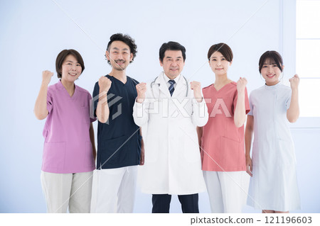 並排的醫護人員形象：醫生、護士、物理治療師團隊、拳頭抽淺藍色背景 121196603