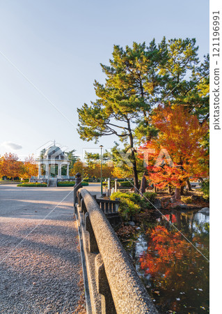 鶴舞公園的音樂廳，梧桐樹泛黃（愛知縣名古屋市） 121196991