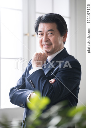 高級經理或總裁雙臂交叉、微笑著看著鏡頭的正面形象。 121197126