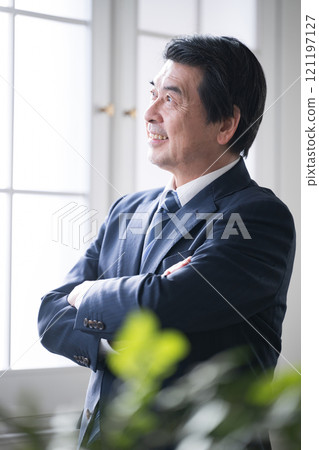 高階經理人和總裁的微笑、正面形象的垂直肖像，對於企業繼承等也很有用。 121197127