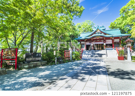 Tamagawa Sengen Shrine covered in fresh greenery [Ota Ward, Tokyo] 121197875
