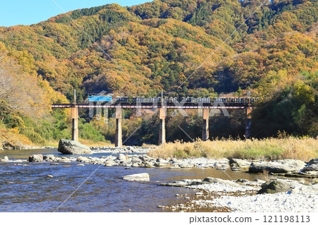 Chichibu Railway "A limestone transport freight train running over the Arakawa Bridge at the end of November" 121198113