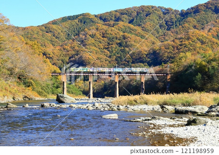 秩父鐵道“11月底在荒川橋上行駛的包裹列車” 秩父鐵道“11月底在荒川橋上行駛的包裹列車” 121198959