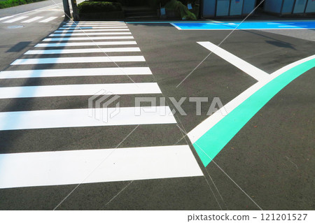 行人通道(學校路線/綠帶)、銀區道路標記和行人穿越道 行人通道(學校路線/綠帶)、銀區道路標記和行人穿越道 121201527